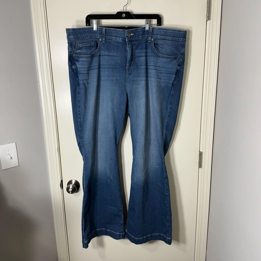NWT Torrid Women’s Bombshell Flare Jeans Plus Size 26W‎